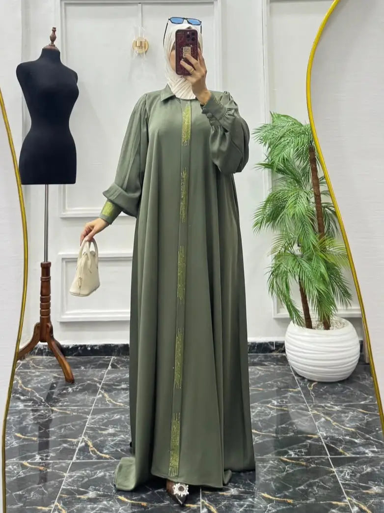 عباية لمّاعة الفاخرة – أناقة ملكية وراحة تدوم طويلاً